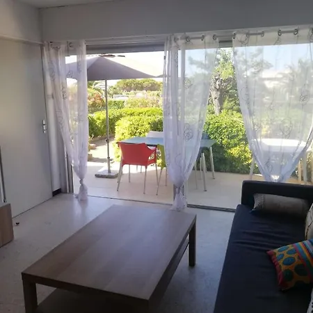 Bright With Garden Near The Sea Apartman
