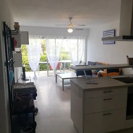 Apartman Bright With Garden Near The Sea